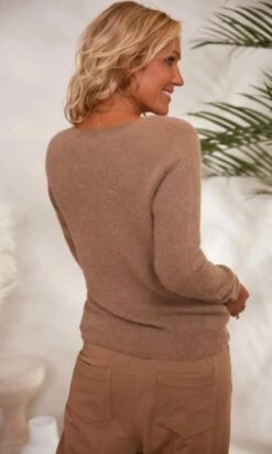 Pull Basic Col V Camel 14 Pull Basic Col V Camel -Vêtements Soldes 2024 facetune 30 11 2023 12 16 23