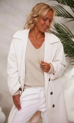 Pull Basic Col V Beige -Vêtements Soldes 2024 facetune 30 11 2023 12 42 00