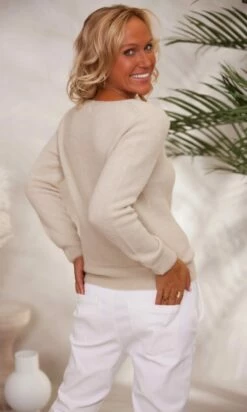 Pull Basic Col V Beige -Vêtements Soldes 2024 facetune 30 11 2023 12 43 22