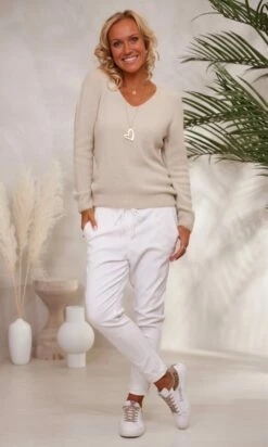 Pull Basic Col V Beige -Vêtements Soldes 2024 facetune 30 11 2023 12 48 31