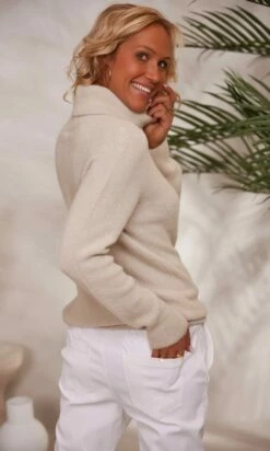 Pull Basic Col Roulé Beige 13 Pull Basic Col Roulé Beige -Vêtements Soldes 2024 facetune 30 11 2023 13 48 06