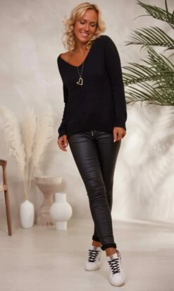 Pull Basic Col V Noir -Vêtements Soldes 2024 facetune 30 11 2023 14 38 41 1