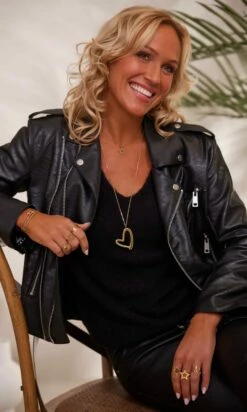 Pull Basic Col V Noir -Vêtements Soldes 2024 facetune 30 11 2023 15 02 57 1