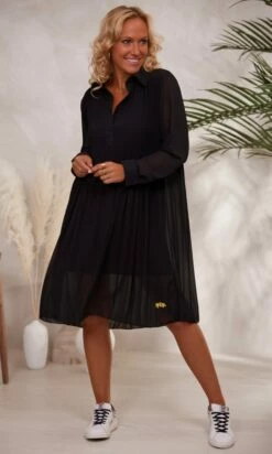 Petite Robe Syana Noir 15 Petite Robe Syana Noir -Vêtements Soldes 2024 facetune 30 11 2023 16 18 40