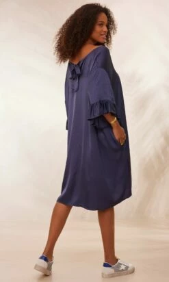 Petite Robe Levana Satin Bleu Marine 15 Petite Robe Levana Satin Bleu Marine -Vêtements Soldes 2024 facetune 31 01 2024 09 20 32