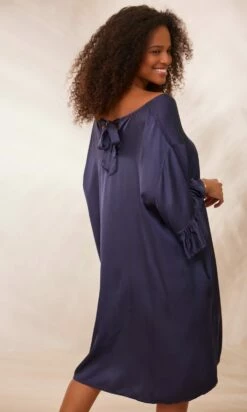 Petite Robe Levana Satin Bleu Marine 13 Petite Robe Levana Satin Bleu Marine -Vêtements Soldes 2024 facetune 31 01 2024 09 22 24