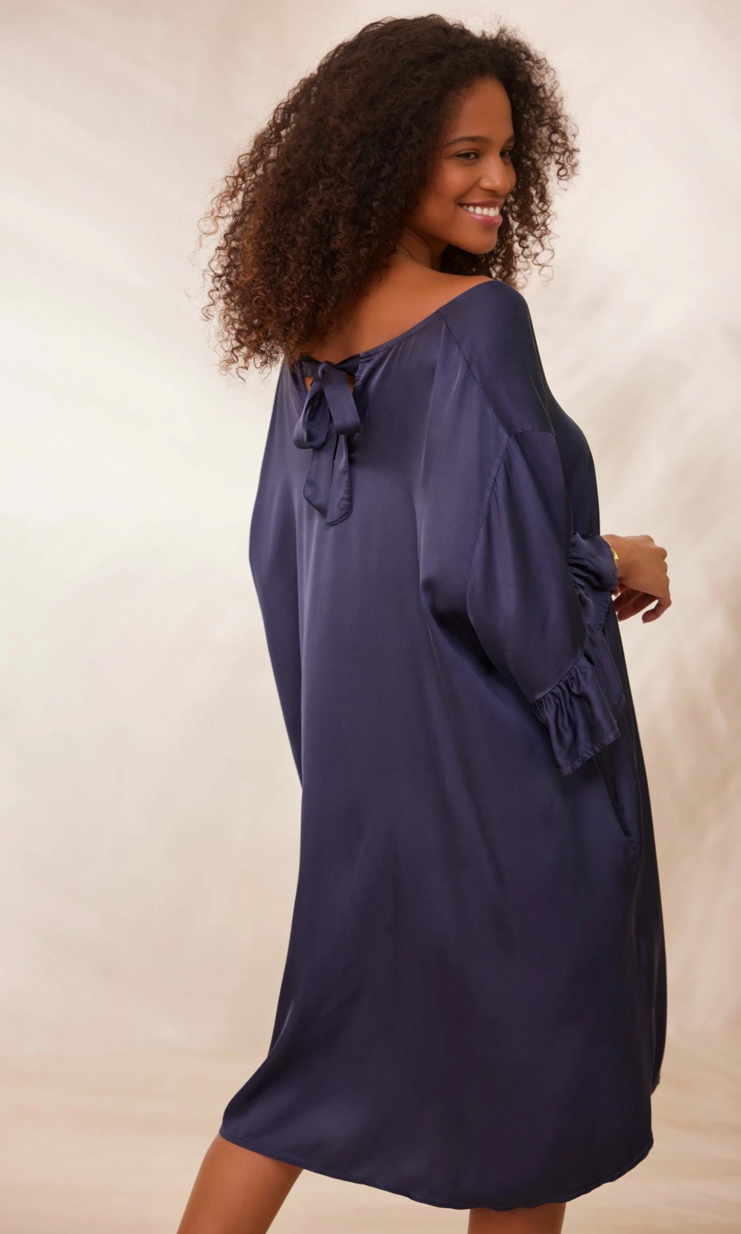 Petite Robe Levana Satin Bleu Marine 7 Petite Robe Levana Satin Bleu Marine – Image 5