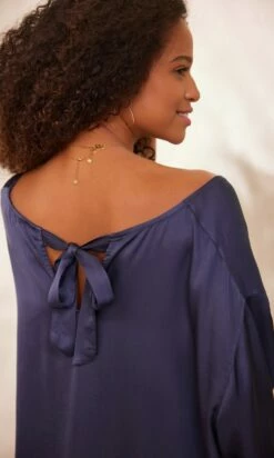 Petite Robe Levana Satin Bleu Marine 11 Petite Robe Levana Satin Bleu Marine -Vêtements Soldes 2024 facetune 31 01 2024 09 26 03