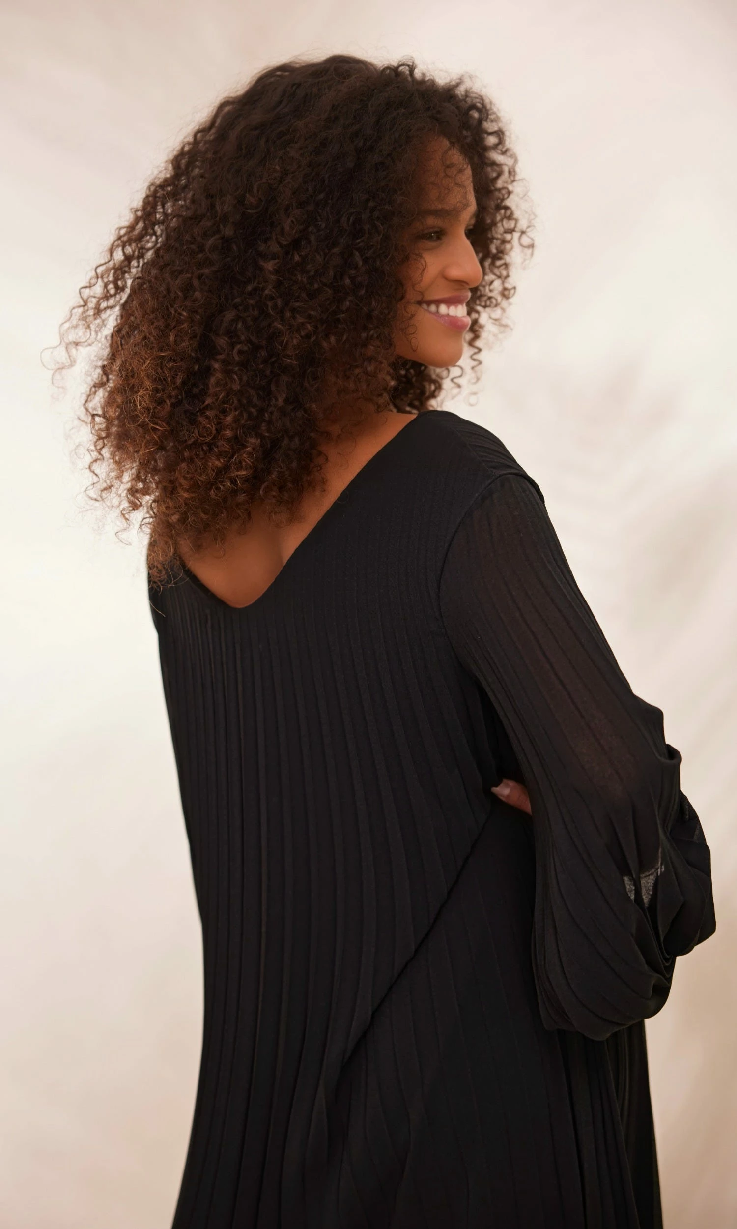 Robe Nuria Plissée Noir 9 Robe Nuria Plissée Noir – Image 7