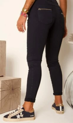 Pantalon Meryl Bleu Marine -Vêtements Soldes 2024 facetune 31 01 2024 12 58 45