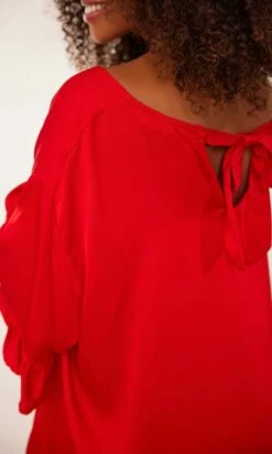 Petite Robe Levana Satin Rouge -Vêtements Soldes 2024 facetune 31 01 2024 14 10 48