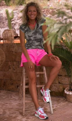 T-Shirt Essentiel Col V Kaki Camouflage -Vêtements Soldes 2024 img 2440 facetune 26 06 2023 14 53 18