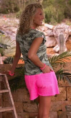 T-Shirt Essentiel Col V Kaki Camouflage -Vêtements Soldes 2024 img 2448 facetune 26 06 2023 14 24 45