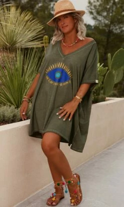 T-Shirt Iloé Oversize Kaki Lucky Eye -Vêtements Soldes 2024 img 3710 facetune 27 07 2023 09 59 30