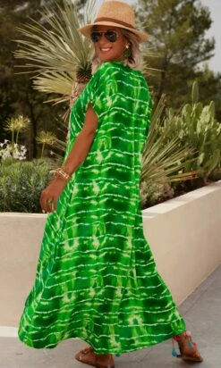 Robe Izabella Tie & Dye Lines Vert Brésil 14 Robe Izabella Tie & Dye Lines Vert Brésil -Vêtements Soldes 2024 img 3766 facetune 26 07 2023 12 55 38